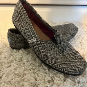 TOMS Women's Black and White Herringbone Slip-On Shoes